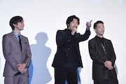 「健、健、健、菜奈、裕太、未來……」とファンが持ち込んだうちわやボードを次々と指さしたあと、「崇高」と小声で自身をアピールした青木崇高(中央)。