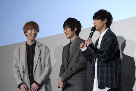 櫻井圭佑（左）とのやり取りを「ロケバスで打ち合わせしてたんです」とバラす須賀健太（右）。