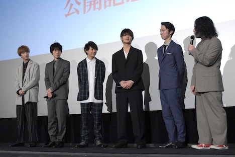 メインキャストたちをたたえる又吉直樹（右）。