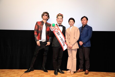 「翔んで埼玉」舞台挨拶にて、左からGACKT、劇場支配人の早瀬智宏氏、二階堂ふみ、武内英樹。