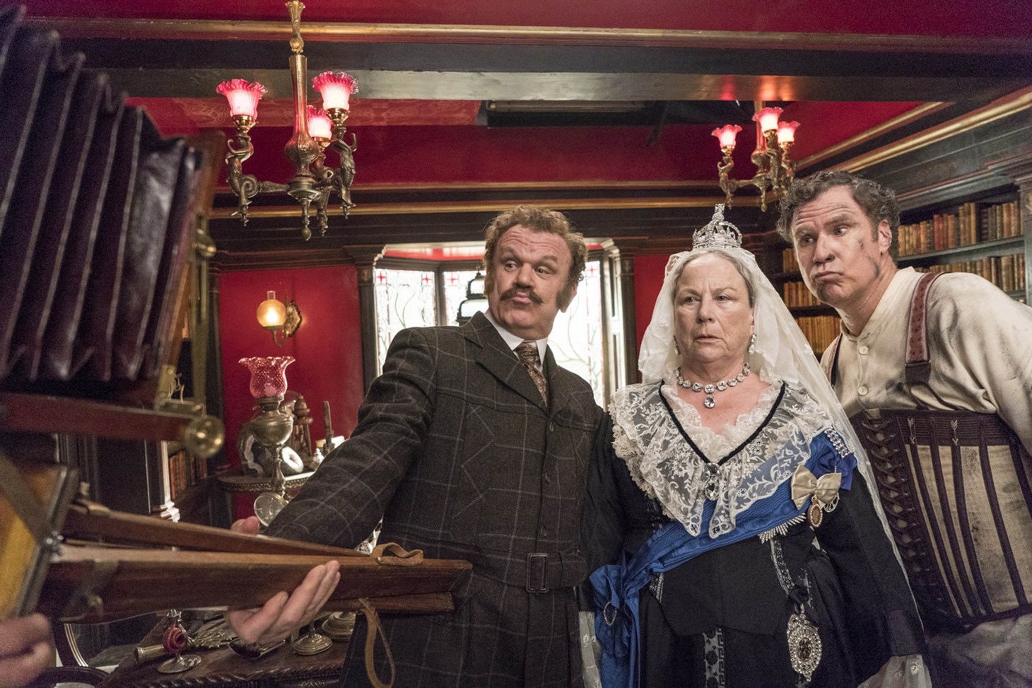 「Holmes & Watson」より、左がジョン・C・ライリー。（写真提供：Columbia / PLANET PHOTOS / ゼータ イメージ）