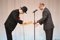 賞状を受け取るリリー・フランキー。