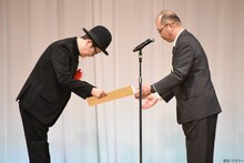 賞状を受け取るリリー・フランキー。