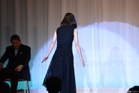 ビートたけし（左）に会釈をしながらステージに上がる松岡茉優（右）。