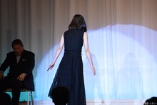 ビートたけし（左）に会釈をしながらステージに上がる松岡茉優（右）。