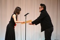 松岡茉優（左）