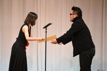 松岡茉優（左）