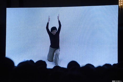 ビデオメッセージの中で“ポンッ”を披露するしゅはまはるみ。