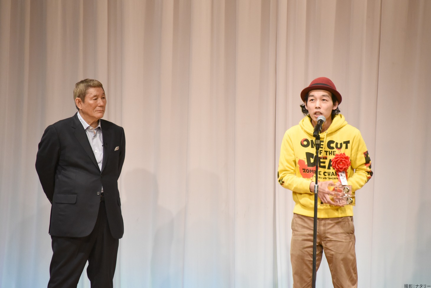 左からビートたけし、上田慎一郎。