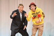 左からビートたけし、上田慎一郎。