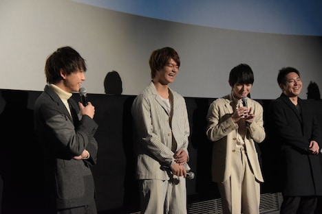 リンゴを素手で渡されたことを再現する本郷奏多（中央右）。