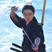 細田善彦演じる武蔵と松平健扮する小次郎が刀構える「武蔵」場面カット解禁