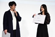 左から高橋一生、川口春奈。