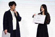 左から高橋一生、川口春奈。