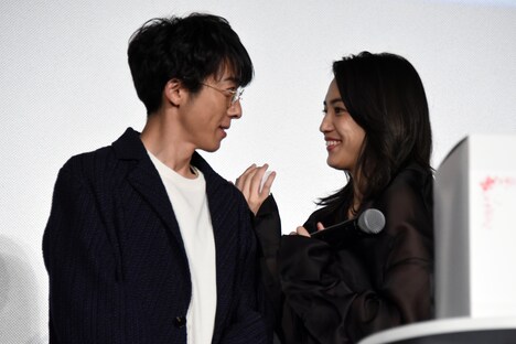 左から雑談する高橋一生、川口春奈。