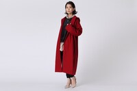 アーチャーモデルのイヤリング、ネックレスの着用イメージ。