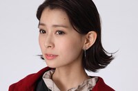 アーチャーモデルのイヤリング、ネックレスの着用イメージ。