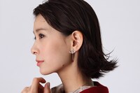 アーチャーモデルのイヤリング、ネックレスの着用イメージ。