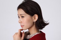 アーチャーモデルのイヤリング、ネックレスの着用イメージ。