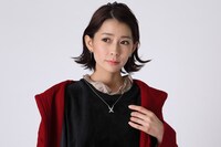 アーチャーモデルのイヤリング、ネックレスの着用イメージ。