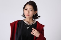 アーチャーモデルのイヤリング、ネックレスの着用イメージ。