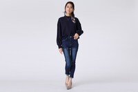 ランサーモデルのネックレス、イヤリングの着用イメージ。