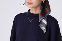 ランサーモデルのネックレス、イヤリングの着用イメージ。