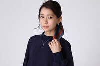 ランサーモデルのネックレス、イヤリングの着用イメージ。