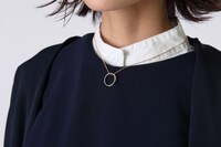 セイバーモデルのネックレスの着用イメージ。