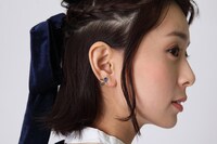 セイバーモデルのイヤリングの着用イメージ。