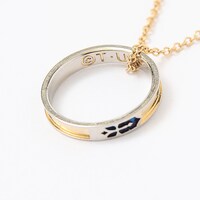 セイバーモデルのネックレス。