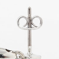 ランサーモデルのピアス。