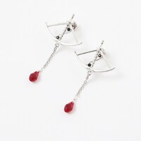 アーチャーモデルのピアス。