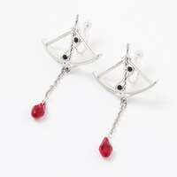 アーチャーモデルのイヤリング。