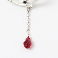 アーチャーモデルのイヤリング。