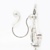 アーチャーモデルのイヤリング。