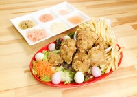 コラボメニューの「岩下の新生姜バカ盛り鶏から揚げ～6つの新生姜を添えて～」。