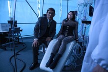 「麻雀放浪記2020」より、ピエール瀧演じる杜（左）。