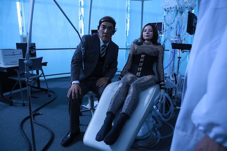 「麻雀放浪記2020」より、ピエール瀧演じる杜（左）。