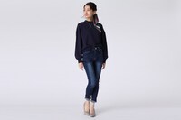 ランサーモデルのネックレス、イヤリングの着用イメージ。