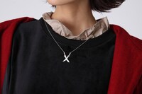 アーチャーモデルのネックレスの着用イメージ。