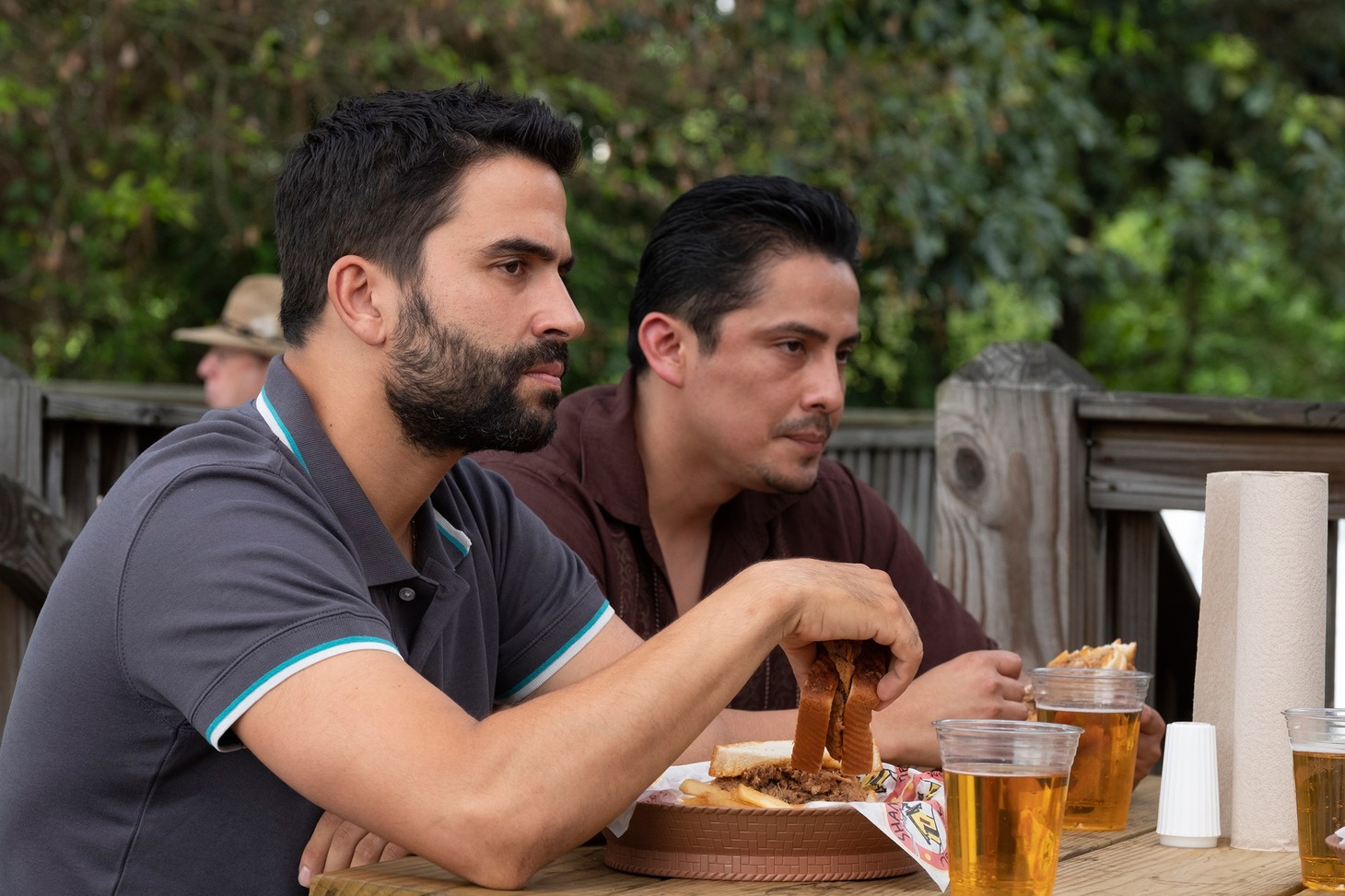 「運び屋」より、アールの監視役たち。