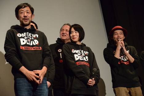 照れる濱津隆之(左)。