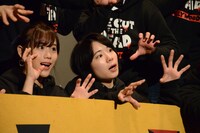 左から秋山ゆずき、真魚。