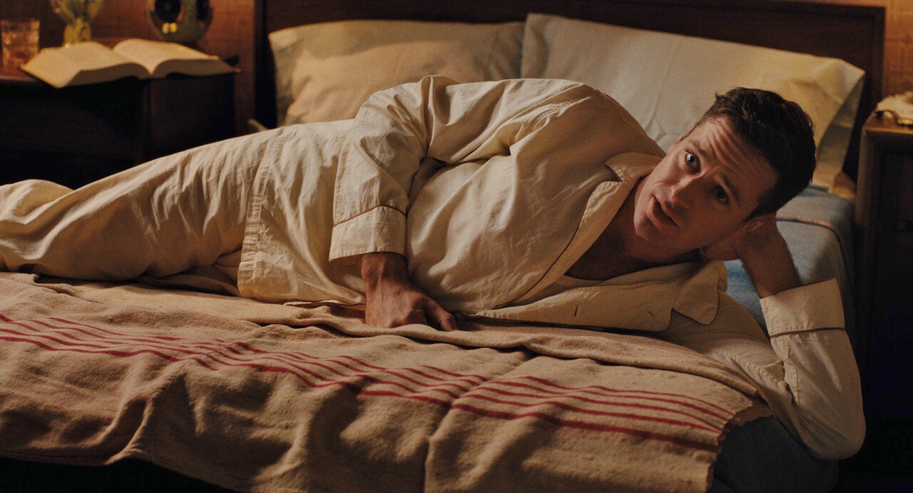 アーミー・ハマーがパジャマでベッドにごろん「ビリーブ」場面写真8点