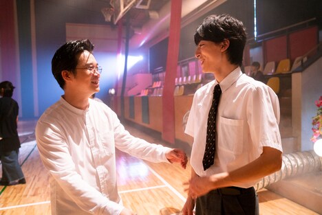「映画 賭ケグルイ」メイキング写真より、矢本悠馬(左)と高杉真宙(右)。
