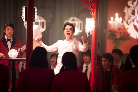 「映画 賭ケグルイ」メイキング写真より、矢本悠馬。