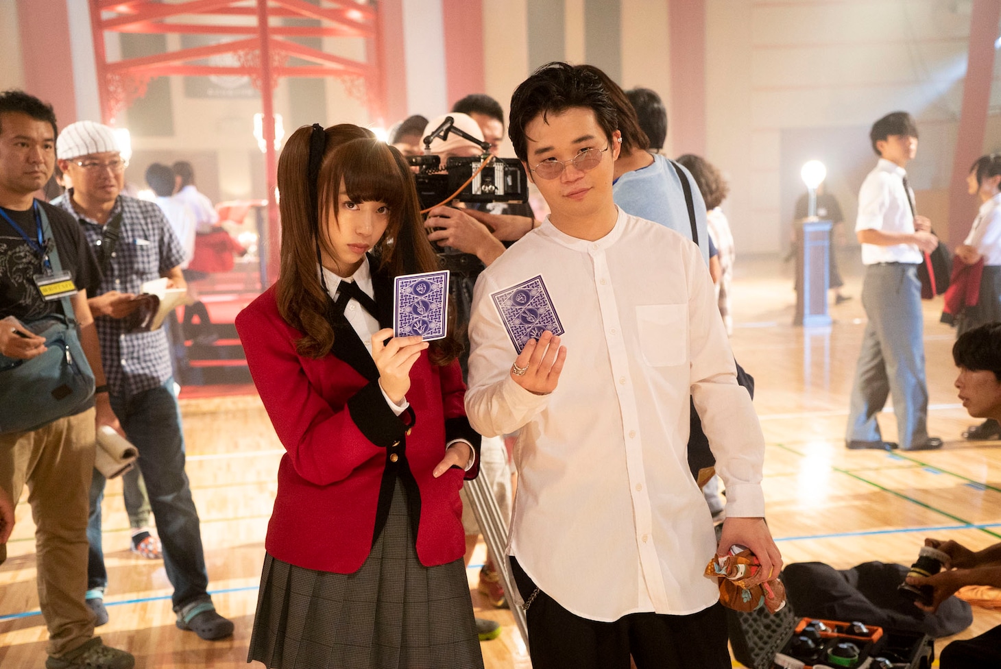 「映画 賭ケグルイ」メイキング写真より、森川葵（左）と矢本悠馬（右）。