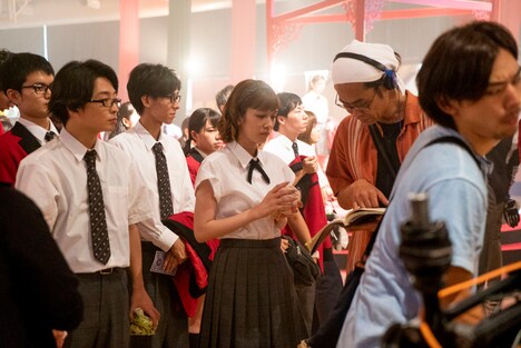 「映画 賭ケグルイ」メイキング写真より、松田るか(中央)と英勉(右から2番目)。