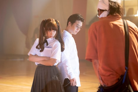 「映画 賭ケグルイ」メイキング写真より、森川葵(左)と矢本悠馬(中央)。